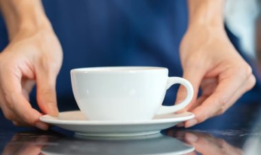 شاعر يفاجئ نادلة بقصيدة غزل.. إيه الحكاية؟