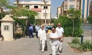 الجميع يرتدي الأبيض تنفيذًا لوصيته.. توافد أصدقاء وأقارب محمد مرزبان لتشييع جثمانه إلى مثواه الأخير