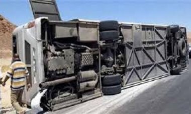 اصابة 26 شخصاً فى حادث إنقلاب أتوبيس محمل عمال بالطريق الأقليمى 