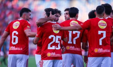 الأهلي يتصدر الدوري بثنائية أمام الاتحاد السكندري