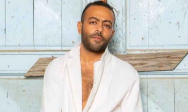 تامر عاشور يستند على العكاز خلال حفله بالكويت