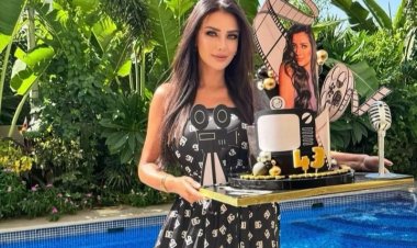 بالصور.. رضوى الشربيني تحتفل بعيد ميلادها الـ 43 بصحبه أسرتها