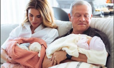 فرحة العائلة الملكية الأردنية.. الملك عبدالله والملكة رانيا يحملات توأم ابنتهما الأميرة إيمان