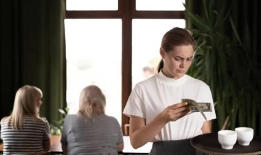 سيدة تدفع 154 دولارًا بقشيشًا ثم تسحبه.. لماذا؟