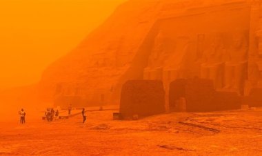 « الجو بقى أحمر».. عاصفة ترابية مفاجئة تضرب محافظة  أسوان