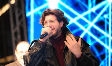 المطرب محمد قماح يمتع جمهور إحدى الخيم الرمضانية بأحدث أغنياته