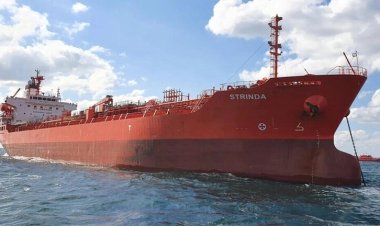 انقطاع الاتصال مع 23 فردا من طاقم سفينة شحن مستهدفة في باب المندب