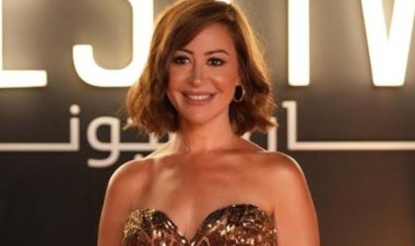 "الحلم اتحقق".. منة شلبي تهدي تكريمها في مهرجان الجونة لوالدتها والراحل رضوان الكاشف