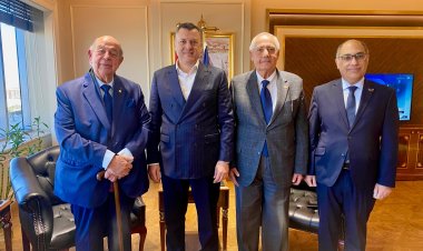 وزير السياحة والآثار يلتقي مع رئيس مجلس إدارة نادي السيارات والرحلات المصري