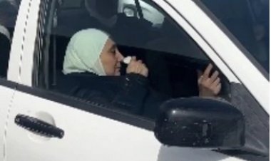 انهيار ابنة الفنانة السورية هدى شعراوي في جنازة والدتها