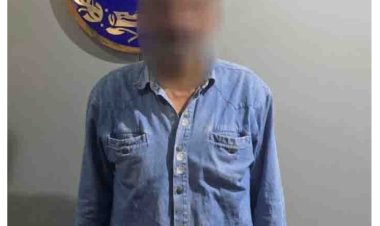 "رجع البيت متأخر ".. القبض على المتهم بتعرية نجله وإيثاقه من يديه بشرفة شقة بالإسكندرية