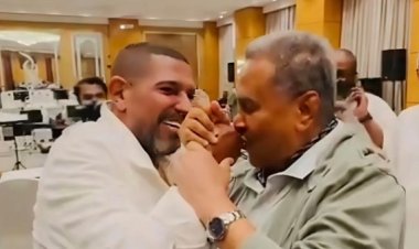  "ونكيد العوازل بقى": هاني فرحات ومحمد عبده يتبادلان تقبيل الأيادي