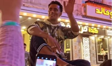 "قفلوا عليه المحل".. ازدحام جماهيري شديد حول محمد رمضان في شبرا