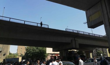 سقوط سيارة ملاكي من أعلى كوبري أكتوبر بالقرب من نادي السكة الحديد