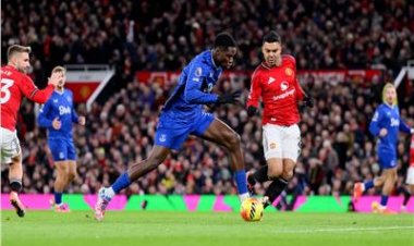 بعشرة لاعبين.. إيفرتون يفوز على مانشستر يونايتد في الدوري الإنجليزي