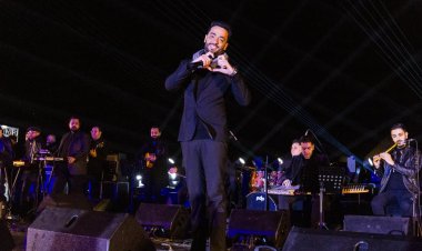 بالصور.. تفاعل الجمهور مع رامي جمال وهارموني عند سفح الأهرامات