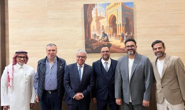 إيهاب أبو سريع سفير مصر في المملكة السعودية وحرمه والوزير المفوض ضياء حماد في عرض مسرحيه "ألف تيتة وتيتة" بجده 