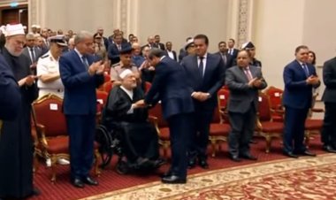 الرئيس السيسي يصافح الدكتور أحمد عمر هاشم