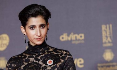 ألبا فلوريس الشهيرة بشخصية نيروبي ترتدى شارة لدعم القضية الفلسطنية