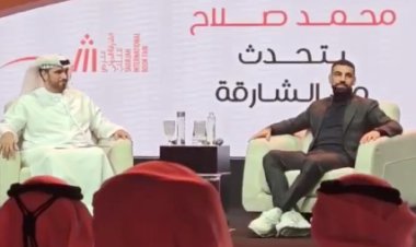 «يا ابني بس أنا جاي أتكلم كلمتين».. محمد صلاح يمازح أحد «المعجبين» في معرض الشارقة الدولي للكتاب