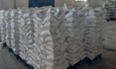 ضبط 147 طن أعلاف حيوانية مجهولة المصدر داخل مصنع غير مرخص بالإسماعيلية