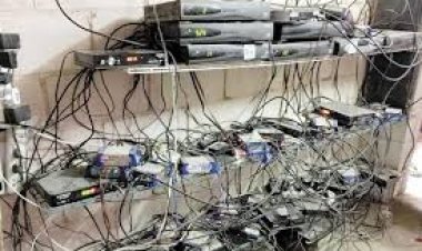 العثور على ريسيفرات لفك شفرات القنوات داخل محل بالموسكي 