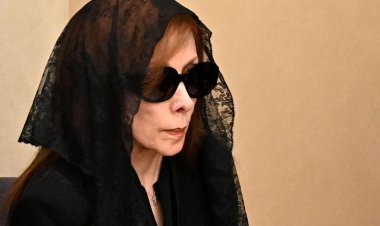 برفقة ابنتها ريما.. فيروز تستقبل المعزّين في وفاة نجلها هلي بكنيسة رقاد السيدة