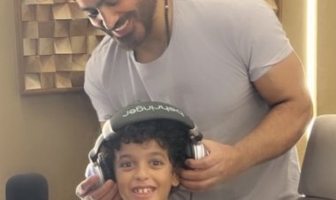 تامر حسني للطفل «آسر» في حفلتهما بمهرجان المدارس:  «أنت نجم الجيل القادم»