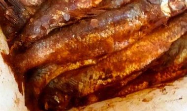 ضبط وإعدام 190 كيلو من الأسماك المملحة والحلوى غير الصالحة للاستهلاك الآدمي بمراكز سوهاج