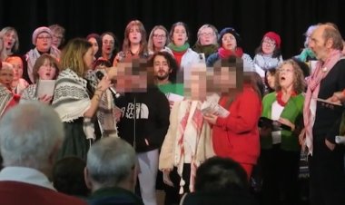 تغني بالشال الفلسطيني.. فنانة تثير الجدل في بريطانيا