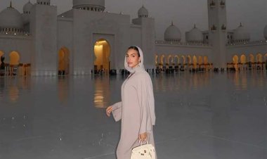 بالعباءة والحجاب.. جورجينا في مسجد الشيخ زايد بأبو ظبي