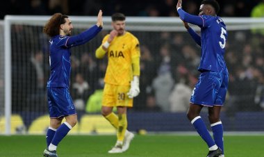 بعد رمي الحذاء.. لاعب تشيلسي يعتذر للجماهير