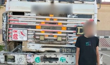 يعرض حياة المواطنين للخطر.. ضبط سائق نقل تناثرت حمولة سيارته على الطريق الدائري بالقاهرة