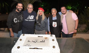 بالصور.. فريق عمل فيلم «المستريحة» يحتفل ببدء التصوير