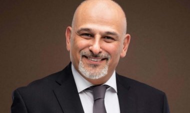 الممثل السوري جمال سليمان ينفعل بوجه معجبة أرادت أن تتصور معه