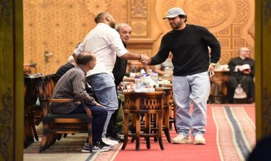 بدء عزاء السيناريست الراحل أحمد عبد الله بمسجد الشرطة في الشيخ زايد بحضور عدد كبير من نجوم الفن