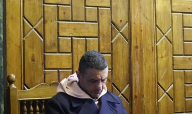 خد منه التلفون.. أحمد الفيشاوي ينفعل على مصور في عزاء والدته الراحلة سمية الألفي