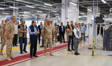 الرئيس السيسي يجري جولة تفقدية داخل مركز البيانات والحوسبة