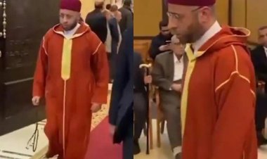 أسامة الأزهري يثير الجدل بارتدائه الزي المغربي في عزاء والدة وزير الصناعة