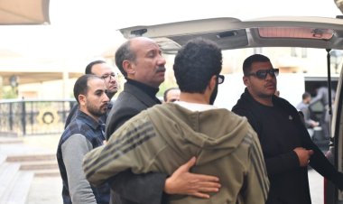 انهيار الفنان أحمد فهيم خلال تشييع جنازة والدته.. صور