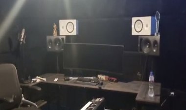 ضبط استوديو تسجيل صوتي «بدون ترخيص»  في الهرم