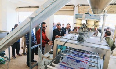 محافظ الوادي الجديد يتفقد خط تعبئة وتغليف المواد الغذائية