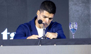 «سواريز» يعلن اعتزال اللعب دوليا