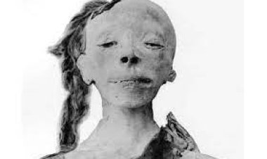 مومياء شابة تثير الرعب بمقبرة مصرية قديمة.. هل هي والدة توت عنخ آمون؟