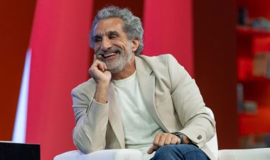 باسم يوسف يخشى من مقارنة عروضه في أوروبا بـ برنامج «البرنامج».. ويطلب من الجمهور مساعدته