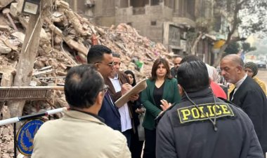 النيابة الإدارية تعاين موقع انهيار عقار الوايلي.. وتكلف مديرية الإسكان بإعداد تقرير فني (صور)