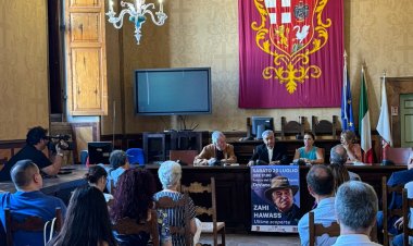 مؤتمر صحفي بمدينة أورفييتو لعالم الآثار المصرية زاهي حواس