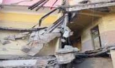 انهيار جزئي لعقار قديم خالٍ من السكان في روض الفرج