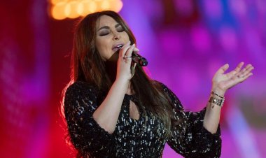 إليسا تحرج معجبا على المسرح: «بعرف إنك ما بتحبني»