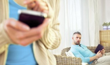 بلوجر مشهور يكتشف خيانة زوجته خلال عمل مقلب.. تفاصيل